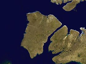 Остров Банкс (в центре) и пролив Мак-Клур (вверху)