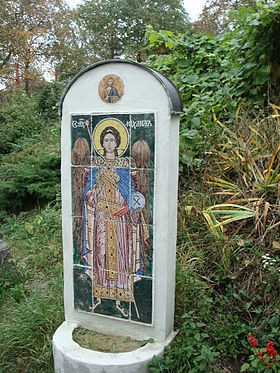 Памятный знак с иконой Архангела Михаила над Зверинецкими пещерами