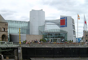 Вход в музей в 2004 году, со старым названием