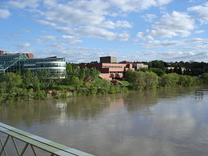 Вид к югу от моста Финлей. За рекой Саут-Саскачеван видны здания городского совета, суда и Медисин-хатской публичной библиотеки.