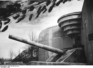Bundesarchiv Bild 146-1986-104-10A, Atlantikwall, Batterie "Todt".jpg
