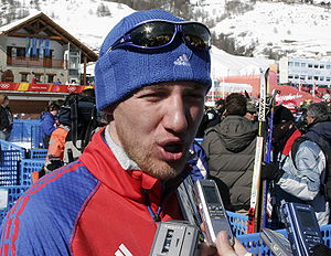 Евгений Дементьев в микс-зоне на финише 50-километровой олимпийской гонки в Турине в 2006 году отвечает на вопросы журналистов