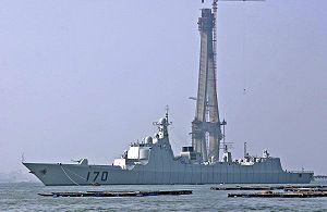 Эсминец «Ланчжоу» (170) на фоне моста Ханчжоувань
