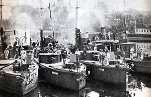 Польская Пинская флотилия. Слева направо: «Пинск», "Варшава, «Торунь» и «Генерал Сикорский».