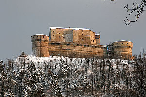 Крепость Сан-Лео — твердыня феодального рода Монтефельтро.