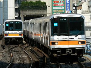 Электричка серии 01 линии Гиндза у станции Сибуя