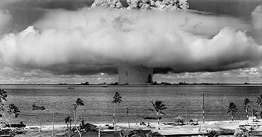 Ядерный гриб и столб воды, поднятые при надводном ядерном испытании 25 июля 1946 года. Фотография сделана с башни на атолле Бикини в 3,5 милях (5,6 км) от взрыва.