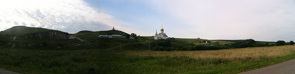 Вид на монастырь с дороги