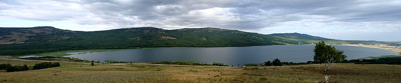 Озеро Талкас и горы хребта Ирендык